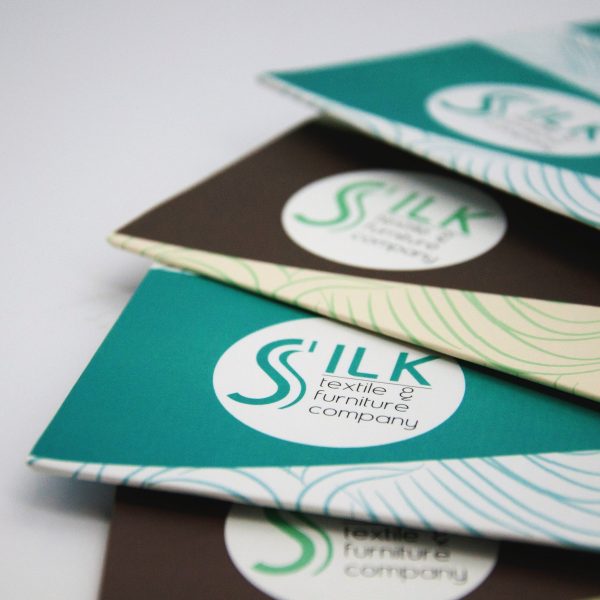 10 поширених запитань про хенгери для тканин. Що це? Для чого? Як виготовити та яку інформацію розмістити?